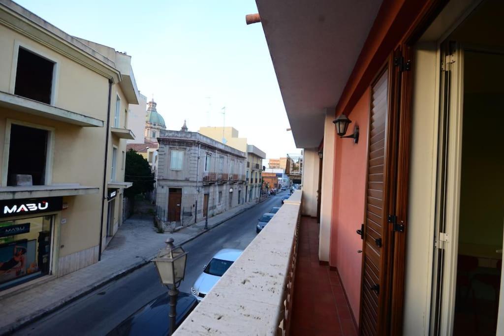 Casa Vacanza Donna Laura Barcellona-Pozzo di Gotto Dış mekan fotoğraf